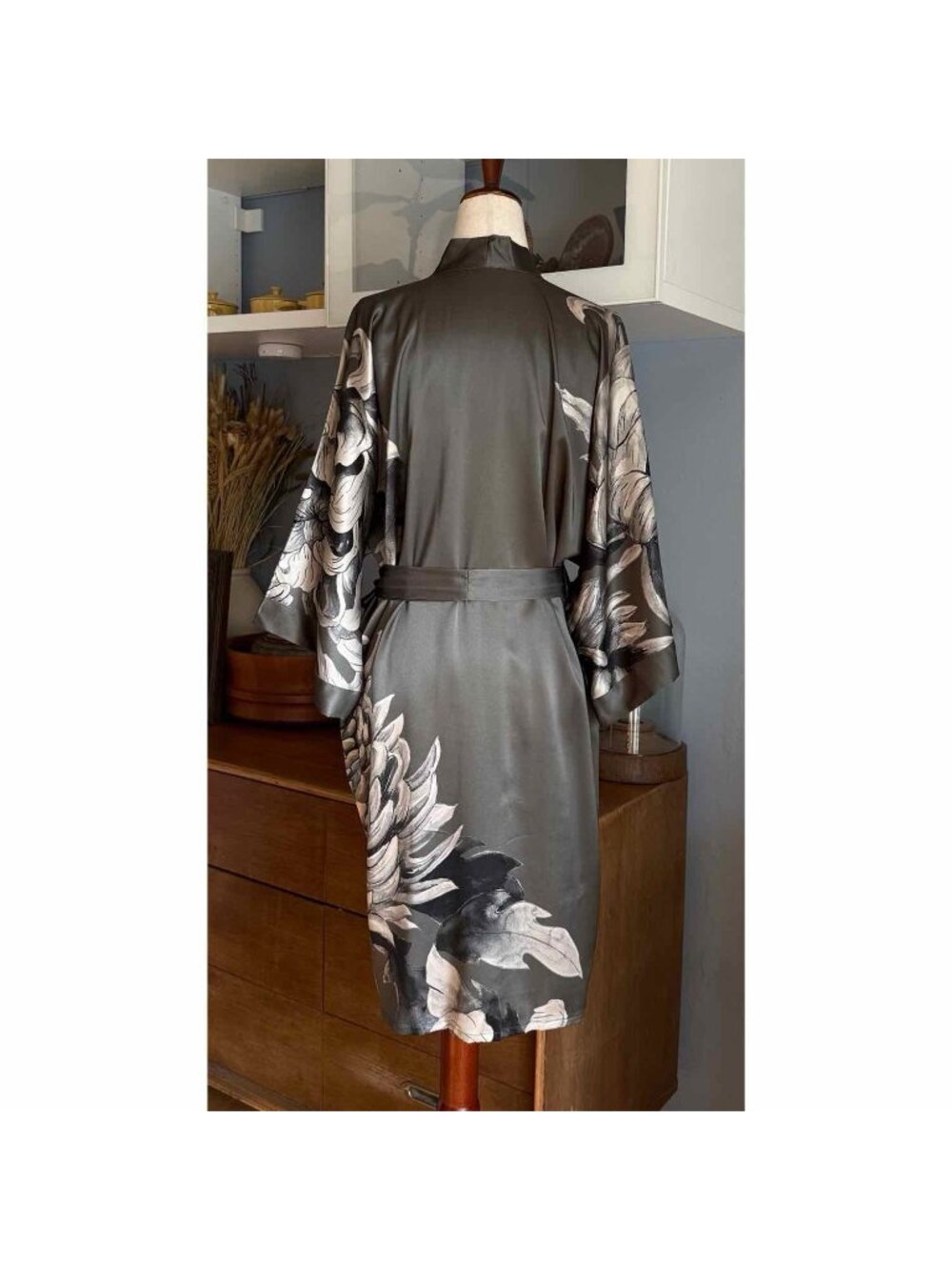 Kim + Ono Washable Silk Kiku Short Kimono Robe One Size - Picture 4 of 7